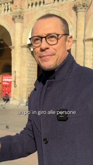 Stefano Accorsi Instagram - Cosa ci racconta Bologna sull’amore? Andiamo a chiederlo ai passanti 💌

#UnAmore dal 16 febbraio su Sky Serie 

#SkyOriginal #SanValentino