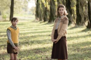 Stefano Accorsi Instagram - Rinunciare a tutto, persino all’amore di una madre, per scoprire il proprio destino. Dal bestseller di Viola Ardone, il film Il treno dei bambini con Barbara Ronchi, Serena Rossi, Stefano Accorsi e regia di Cristina Comencini, è in arrivo prossimamente su Netflix.

📸 @annacamerlingofoto