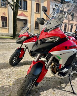 Stefano Accorsi Instagram - Ieri bellissimo giro in moto, quasi 400km a scoprire le bellezze d’Italia. Da Milano a Crema passando per Cremona. Tappa pranzo al @caffelacrepa che vi consiglio. Poi Mantova per finire nella incredibile Sabbioneta. E ritorno a Milano. E che dire delle nostre compagne di viaggio… pazzesche. 
Conoscete questi posti?

#inpartnershipwith @ducati 
#multistradav4 #ducati #italia #🇮🇹
