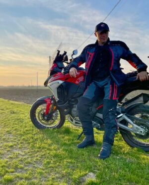Stefano Accorsi Instagram - Ieri bellissimo giro in moto, quasi 400km a scoprire le bellezze d’Italia. Da Milano a Crema passando per Cremona. Tappa pranzo al @caffelacrepa che vi consiglio. Poi Mantova per finire nella incredibile Sabbioneta. E ritorno a Milano. E che dire delle nostre compagne di viaggio… pazzesche. 
Conoscete questi posti?

#inpartnershipwith @ducati 
#multistradav4 #ducati #italia #🇮🇹