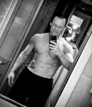 Stefano Accorsi Instagram - Work (out) in progress ☀️