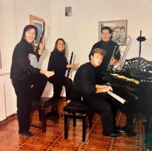 Stefano Fresi Instagram - Giovanissimi. Pieni di sogni. 
L’inizio di tutto. 
Favete Linguis 1994