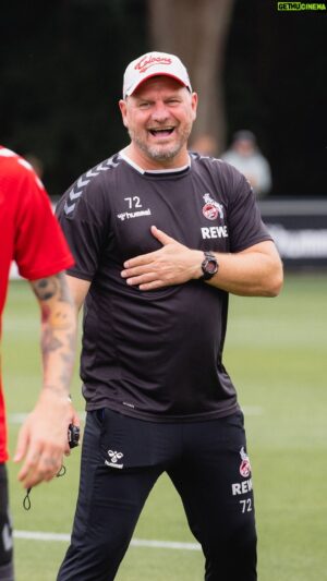 Steffen Baumgart Instagram - Der Bre hat die Jugendwörter 2022 drauf 😂

@tagesschau: Unser Coach hat mal für Susanne Daubner übernommen 😉
____
#effzeh