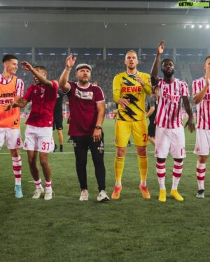 Steffen Baumgart Instagram - Ich finde auch im neuen Jahr nicht die richtigen Worte für diesen Abschied aber Bilder sagen wohl mehr als tausend Worte. 

Die letzten zweieinhalb Jahre sind viel zu schnell vergangen und es war mir eine Ehre ein Teil von euch Kölnern und vom FC gewesen sein zu dürfen. 
Ich danke euch vom Herzen für die Unterstützung in den letzten Jahren. 

Mein ganz persönlicher Dank geht ans Callcenter, die Jungs und alle rund ums Geißbockheim.

Ich wünsche dem @fckoeln viel Erfolg und Kraft 💪🏼 

Euer Steffen 7️⃣2️⃣
