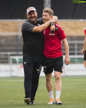 Steffen Baumgart Instagram - Ich finde auch im neuen Jahr nicht die richtigen Worte für diesen Abschied aber Bilder sagen wohl mehr als tausend Worte. 

Die letzten zweieinhalb Jahre sind viel zu schnell vergangen und es war mir eine Ehre ein Teil von euch Kölnern und vom FC gewesen sein zu dürfen. 
Ich danke euch vom Herzen für die Unterstützung in den letzten Jahren. 

Mein ganz persönlicher Dank geht ans Callcenter, die Jungs und alle rund ums Geißbockheim.

Ich wünsche dem @fckoeln viel Erfolg und Kraft 💪🏼 

Euer Steffen 7️⃣2️⃣