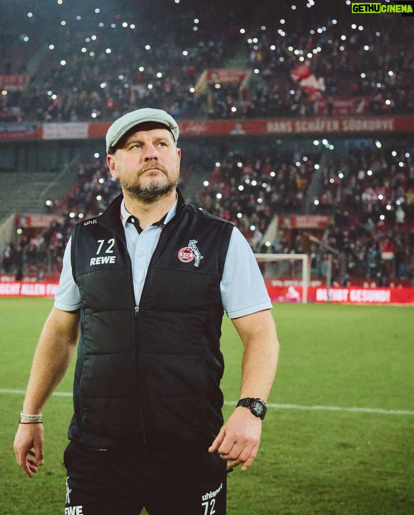 Steffen Baumgart - 34.4K Likes - Mit 3 Punkten im Gepäck geht es in die Winterpause, wünsche euch Frohe Weihnachten und einen guten Rutsch ins neue Jahr 🎄