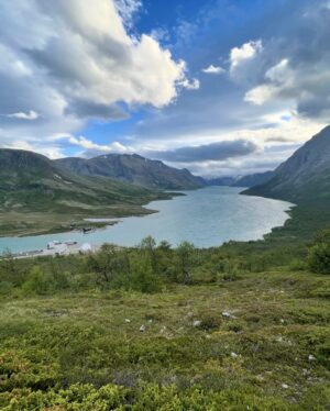 Steinar Sagen Instagram - Jotunheimen er helt ålreit om sommern, altså. 

@naturkompaniet.no 
@reviroslo 
@gjendesheim 
#jotunheimen