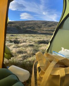 Steinar Sagen Instagram - Jotunheimen er helt ålreit om sommern, altså. 

@naturkompaniet.no 
@reviroslo 
@gjendesheim 
#jotunheimen