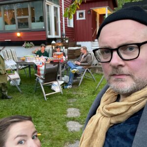 Steinar Sagen Instagram - Tusen takk for at du så på Side om Side! Tommy takker for seg. 😘❤️ #sideomside #nrkhumor #nrk @nrkhumor