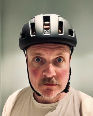 Steinar Sagen Instagram - Hva gjør man ikke for å øke sjansen til å se barna sine vokse opp. Premiere på sykkelhjelm i dag. 

Husk, det ække tøft å værra dævv.
(Imponerende å få ei nøtt med 63 cm omkrets inn i en hjelm i størrelse 61…) #mips