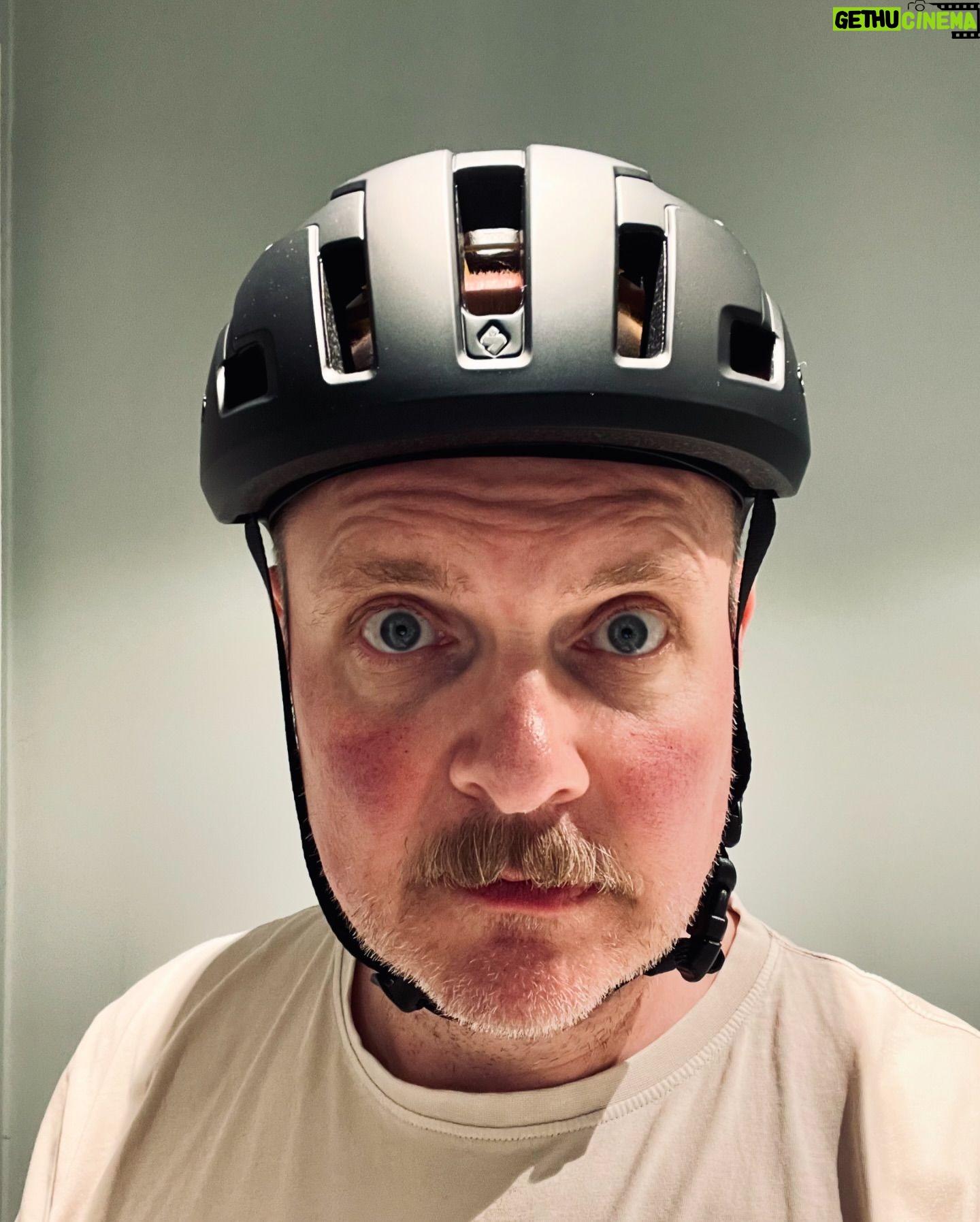 Steinar Sagen - 2.2K Likes - Hva gjør man ikke for å øke sjansen til å se barna sine vokse opp. Premiere på sykkelhjelm i dag.
Husk, det ække tøft å værra dævv.
(Imponerende å få ei nøtt med 63 cm omkrets inn i en hjelm i størrelse 61…) #mips