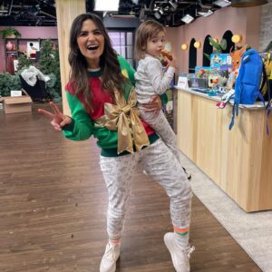 Stella Acquisto Instagram - There is still time left. 
It's that time of year again! Our beloved @vancityreynolds returns in his ugly/not ugly holiday sweater and this time, the sweater is doing all the talking! 💙
We see you @sethrogen @austonmatthews 💙 Thank you Ryan!
 
Help Ryan help SickKids. Donate before midnight December 24th and  @samsungcanada will match your donation up to $100,000. ✨
fundthefight.ca/sweaterlove #SweaterLove #helpryanhelpsickkids