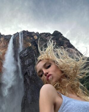 Stella Maxwell Instagram - Angel falls 👼