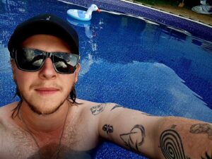 Štěpán Kozub Instagram - Zadní plán - ejkejej KACHNOLABUŤ! Krásný den všem!

#pool #freetime #suny #nowork
