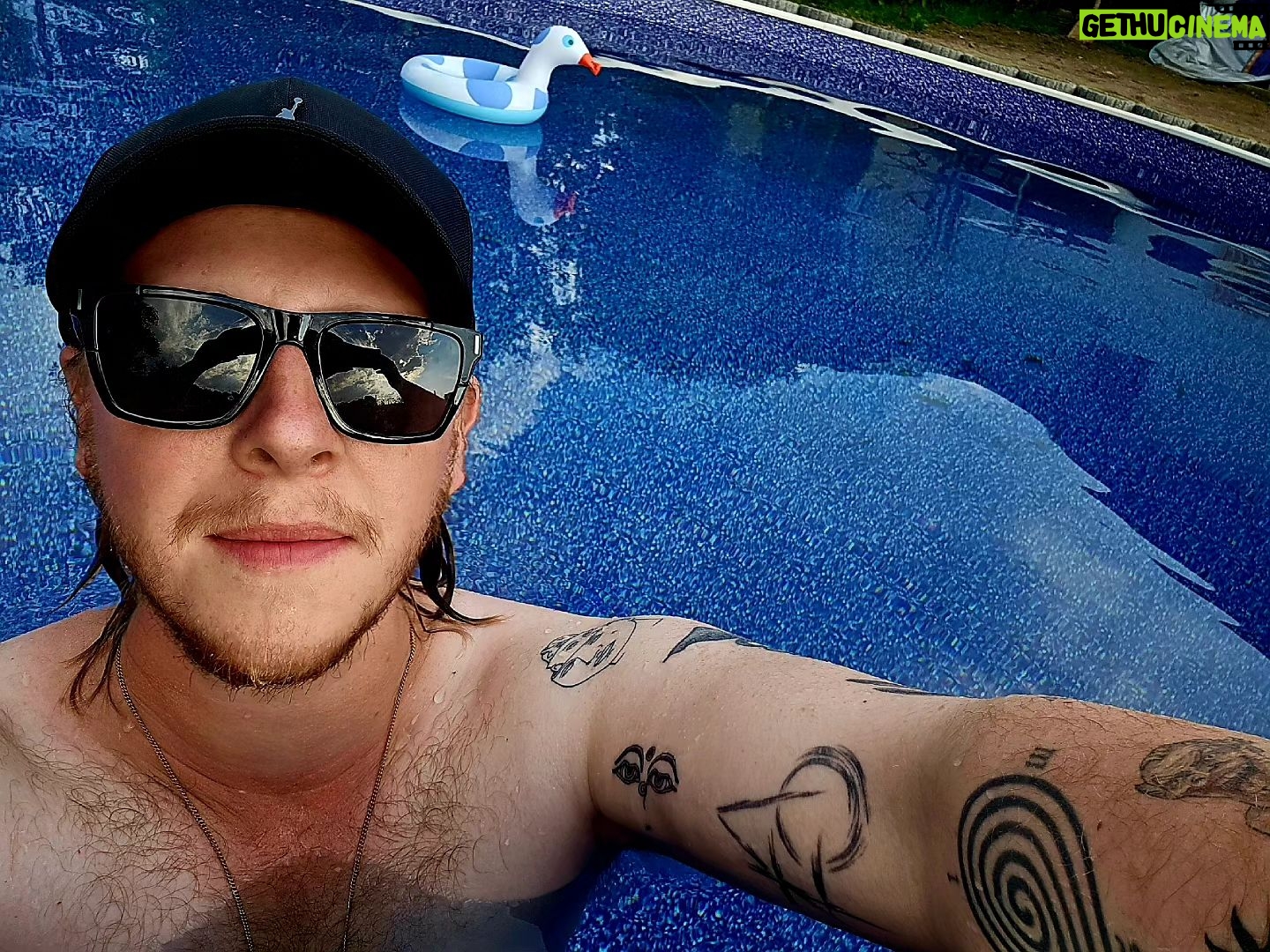 Štěpán Kozub - 7.7K Likes - Zadní plán - ejkejej KACHNOLABUŤ! Krásný den všem!
#pool #freetime #suny #nowork