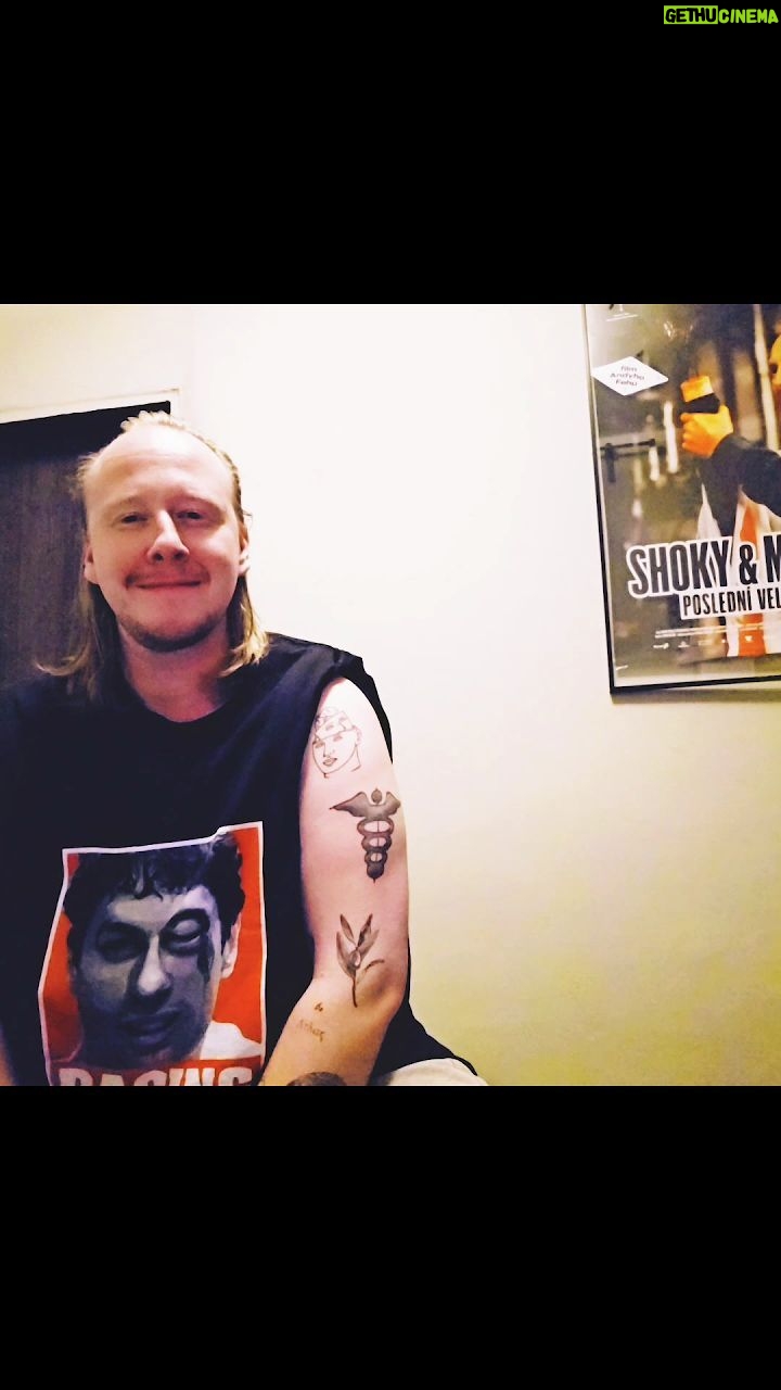 Štěpán Kozub - 22.6K Likes - Už mě ty kortikoidy, antibiotika a různé ...tika nebaví! Je to dost naročný týden plný chemie a čekání. Zítra mě čeká důležité vyšetření a jestli dopadne dobře tak se brzy vidíme! Věřím že ano! Budu sice muset nastavit trošku jiné pracovní tempo ale to nevadí. Z dlouhé chvíle jsem si vytáhl CAJON ("kachon") a trošku si zaplácal do své oblíbené skladby od Monkey Business. Děkuji za podporu! ❤️
Srdečný pozdrav vám všem!
Váš Štěpán 🙏
@monkeybusinesscz
@ruppertmatej