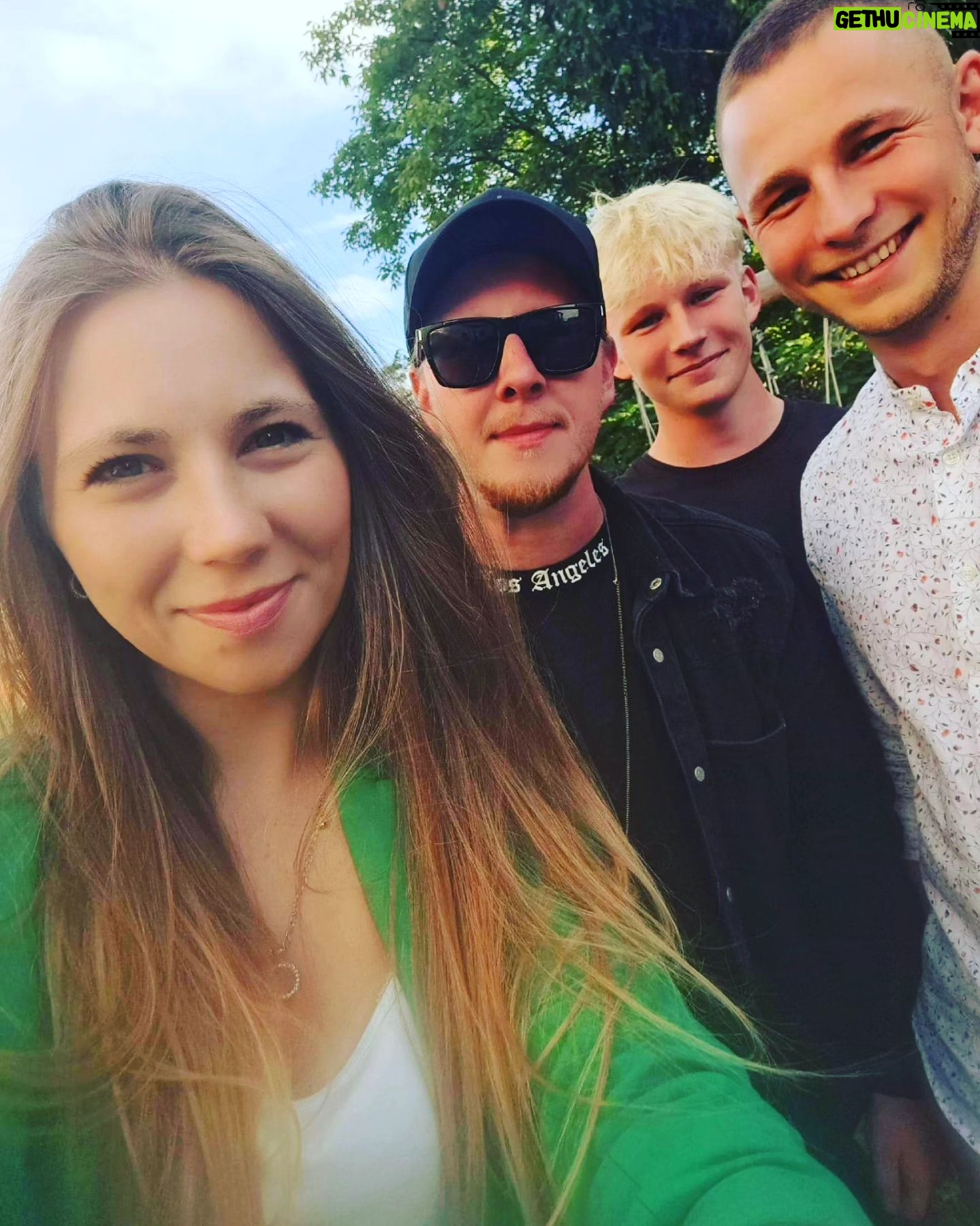 Štěpán Kozub - 11K Likes - Kozubáci! S těmito lidmi jsem vyrůstal! Tak je fajné se jednou za čas vidět a vidět jak už máme ty hypotéky, deprese a tak ✌️😃✌️ pro sychr: sestřenice Domča - zdravotní sestřička!
Bratranec Adam - Fotbalista!
Bratranec Míša - Voják!
#family #rodina