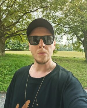 Štěpán Kozub Instagram - Někdo mezi ploty.
Někdo mezi kozy. 
Někdo mezi STROMY!

#nevadí #actor #nature