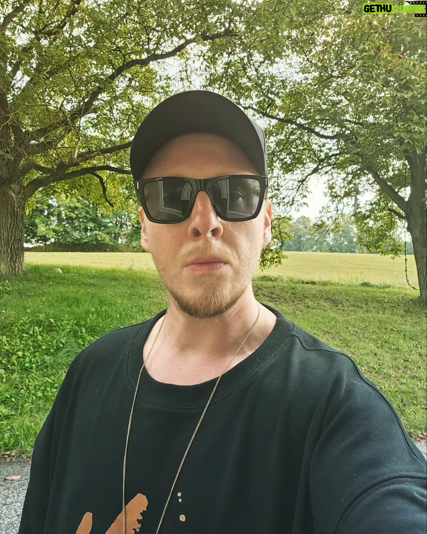 Štěpán Kozub - 5.5K Likes - Někdo mezi ploty.
Někdo mezi kozy.
Někdo mezi STROMY!
#nevadí #actor #nature