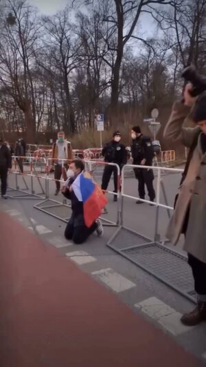 Stepan Putilo Instagram - Россияне встают на колени и извиняются за действия Путина
⠀
«Я хочу встать перед вами на колени и извиниться за то, что эта сволочь делает в данный момент. Мы его не выбирали. Россия без Путина!»