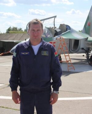 Stepan Putilo Instagram - В БЕЛАРУСИ НА ЖИЛОЙ РАЙОН УПАЛ ВОЕННЫЙ САМОЛЁТ. ОБА ПИЛОТА ПОГИБЛИ
⠀
Лётчики погибли, потому что до последнего пытались отвести самолёт от жилой застройки. Они катапультировались в самый последний момент на критически низкой высоте. Это подтверждают повисший на одном из домов парашют и пятна крови (?) на стене.
⠀
Если бы не самопожертвование пилотов, жертв на земле могло бы быть гораздо больше — район очень густо застроен. Пилотам удалось увести самолёт буквально в единственный незастроенный участок.
⠀
Пилоты Андрей Ничипорчик и Никита Куканенко — настоящие офицеры и герои Беларуси. Редакция NEXTA выражает соболезнования родным и близким погибших.