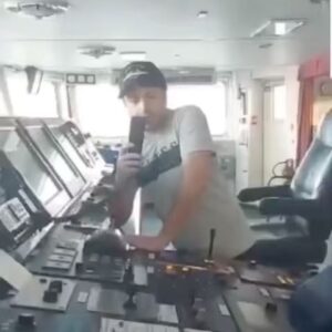 Stepan Putilo Instagram - «Русский корабль, иди на**й!»

В сети распространяется видео, в котором грузинские моряки отказали в заправке российскому кораблю. 

Флешмоб очень интересный. Каждый российский корабль должен слышать эту фразу в любой точке мира.