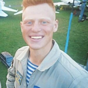 Stepan Putilo Instagram - В БЕЛАРУСИ НА ЖИЛОЙ РАЙОН УПАЛ ВОЕННЫЙ САМОЛЁТ. ОБА ПИЛОТА ПОГИБЛИ
⠀
Лётчики погибли, потому что до последнего пытались отвести самолёт от жилой застройки. Они катапультировались в самый последний момент на критически низкой высоте. Это подтверждают повисший на одном из домов парашют и пятна крови (?) на стене.
⠀
Если бы не самопожертвование пилотов, жертв на земле могло бы быть гораздо больше — район очень густо застроен. Пилотам удалось увести самолёт буквально в единственный незастроенный участок.
⠀
Пилоты Андрей Ничипорчик и Никита Куканенко — настоящие офицеры и герои Беларуси. Редакция NEXTA выражает соболезнования родным и близким погибших.