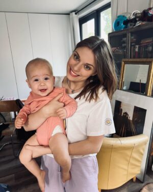 Štěpánka Fingerhutová Instagram - Tohle není moje miminko! Jen filmovací! Moje seriálová Laura má dcerku, a je to to nejúžasnější natáčecí miminko na světě, Monika se na nás smála celý natáčení, brečela jak na lusknutí akorát, když to bylo ve scénáři a vrchol jejího intuitivního talentu byl, když si ublinkla přesně ve scéně, kdy se to mělo stát. Byla fakt úplně bezkonkurenční, normálně se děti vymněňují za panenky po jednom záběru aby nerušili další dialog a tady jí naopak ještě přidávali do scén díky tomu, jaká je to pohodářka. A bonusem byla její skvělá maminka, se kterou jsme toho spoustu naklábosily 🤍 Náš Táta v nesnázích a nově i seriálová Žofka už teď v sobotu ve 20:20 na nově, hned dva díly za sebou!