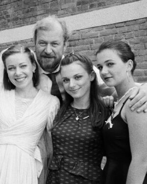 Štěpánka Fingerhutová Instagram - Tak já si ještě půjčím od “ségry” tyhle fotky a taky se dojmu. Děkuju za tuhle příležitost, to především @castingbymaja a za zastupování @evahromnik z @reset_actors co se mi starala o závazky. Náhodou jsem měla ještě jednu nabídku, kterou jsem hrozně nechtěla dělat a trochu to riskla a vsadila vsadila všechno na tohle. Pamatuju si jak strašně jsem si to přála. A vyšlo to! S obrovským bonusem úžasných lidí a s čistým svědomím, to bylo moje nejhezčí natáčení v životě. Děkuju @veronikadivisova_ za to že na place uměla udělat srandu, za to jak byla vždycky perfektně připravená, autentická a plná nadšení do herectví a především vzniklo přátelství. @agatakrystufkova za to, že jsme se po letech shledaly a stala se mojí nejkou. Holky jako bych s váma prožila nějakej alternativní kus života. Do toho Martin, který na nás byl od začátku strašně hodnej, byl vtipnej a byl nám oporou. @jitka_schneiderova která mojí maminku hrála už podruhé a vždycky je skvělá. Kryštofovi, za to že jsme hráli pár už potřetí a nezabili se a taky holkám maskérkám co na nás byly úžasné a všem ostatním ze štábu, včetně kameramana Míly, co se staral o to, že nám to v seriálu celou dobu strašně sluší. V neposlední řadě Tomášovi Pavlíčkovi a Petru Zahrádkovi, kterej má tak skvělej smysl pro humor, že opadly všechny zábrany a na place byla pohoda plná sarkasmu. Taky scénáristům, za to že napsali něco co se v dnešních programech odlišuje a není trapný. Achjo! Moc bych si přála se s váma všema zase potkat. Je mi smutno a děkuju! 🥹🤍