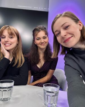 Štěpánka Fingerhutová Instagram - Naše seriálové sesterské trio dnes zavítalo do pořadu Talk! na @tvnovaofficial rozhovor už si zhruba za hodinu budete moct pustit a my se s holkama moc rády viděly 🤍. Seriál Táta v nesnázich můžete sledovat každou sobotu nebo kdykoliv na VOYO! #tátavnesnázích #agatakrystufkova #veronikadivisova #stepankafingerhutova @reset_actors