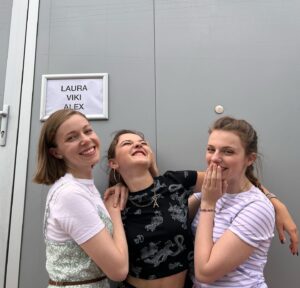 Štěpánka Fingerhutová Instagram - Tady je naše společná fotka na place a druhá je naše vůbec první, ještě z castingu. Děkujeme za nádherný ohlasy, pusu! Tak zase v sobotu! 😘