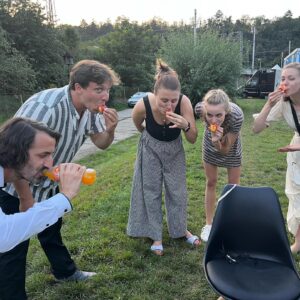 Štěpánka Fingerhutová Instagram - 📺 Hezkou sobotu, milí! 🌟 Dnes večer ve 20:20 konečně uvidíte na nově první díl našeho seriálu "Táta v nesnázích" ! 
Moc se teším na to, co na něj řeknete! Slibuju vám spoustu legrace a příjemných chvil. Byl to pro mě srdcový projekt, což asi vidíte v míře v jakém ho tu promuji. Doufám, že se stane i vaším oblíbeným.
🕣🍿 #TátaVNesnázích @tvnovaofficial #segryvzdyckyspolu