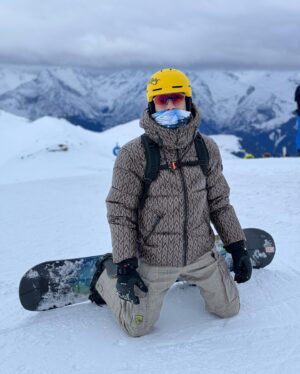 Stéphane Rodrigues Instagram - Retour en images sur ce weekend au @festivalpedhuez avec la team @villaschweppes ❤️‍🔥 on a clairement mis le fuegooo!!
•
Et toi, quelle est ta destination de sport d’hiver préférée? 🏂💨