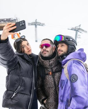 Stéphane Rodrigues Instagram - Retour en images sur ce weekend au @festivalpedhuez avec la team @villaschweppes ❤️‍🔥 on a clairement mis le fuegooo!!
•
Et toi, quelle est ta destination de sport d’hiver préférée? 🏂💨