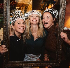 Stéphane Rousseau Instagram - Une soirée 👑 pour mon lancement de livre « Famille royale » au @snowbirdtikibar bar merci pour les photos @pamela.lajeunesse un grand merci à @koeditions et à @maude.pb