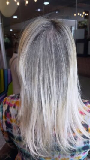 Stephanie Cardone Instagram - Ahora si 🎉🎊🎉🎊 

¿QUE LES PARECE ESTE SÚPER CAMBIO?

🌱 @greenhairecospavzla 
💚 @stephycardone 
🍀 @nestorstylos 

Una trilogía perfecta 😍 

#nestorstylos