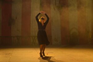 Stephanie Cardone Instagram - ESTRENAMOS HOY  Mistral @elmistral2023 

*Una travesía que desafiará tus sentidos*
¡Prepárense para una experiencia de Danza-Teatro única e inolvidable en el Festival de Teatro Franco-Venezolano! 

Este espectáculo  se inspira en el viento frío que recorre Europa Occidental en verano, conocido como "El Mistral". Esta producción mágica fusiona danza, teatro, cabaret y ópera, sumergiéndonos en una historia intrigante que se despliega entre la brisa y los misterios del viento. Es una experiencia que trasciende fronteras culturales y celebra la riqueza de la diversidad en un escenario donde el arte se convierte en un puente entre dos mundos.

🌟 Dirigida y creada por @miguelissa62 “El Mistral" cobra vida con un elenco de artistas excepcionales de la danza y el teatro venezolano.

- **Asistente de Dirección**: Johana Villafranca
- **Repertorista**: Margarita Morales
-**Entrenamiento: Emerita Garcia
- **Producción**: Adriana Issa
- **Asistente de Producción**: Jhurani Servellon
- **Iluminación**: Dario Perdomo
- **Vestuario**: Efren Rojas / Samira Recondo

📷: @erlenzerpa 

📅 Fechas y Horarios:
- 1 de octubre: 3:00 PM y 6:00 PM
- 6, 7 y 8 de octubre: 5:00 PM
📍 Lugar: Talleres de Realización del Teatro Teresa Carreño
🎟️ Boletos disponibles en las taquillas del teatro y en Maketicket.com.ve

¡Únete a nosotros en este emocionante viaje a través del viento!

 #MistralTeatro #TeatroFrancoVenezolano #ArteCultural #DanzaYTeatro #francia #elmistral

@laeme1313 @thecat9347@carolinwolfeh @margaramorales @samyoga.v @adolfonittoli @jaribere @soyarmandodiaz
@china.urb @fer_garanton @bompytrenloco0512 @soymariale @ilde699 @joe.justiniano @rossanahm @mimoroy @anggelikrinaldi @nadeschdamakagonow @dario_iluminacion @alejandro.miguez @jesusdasmerces @elvischa20 @angelrafaelgil @ragoliz @marilynchirinos @johavillafranca @gaboaguerom @adrianaissa_work @festivalfrancovenezolano @nanakapro @teatroteresacarreno @sebastianluy @embafrancia @anagarciafreychet