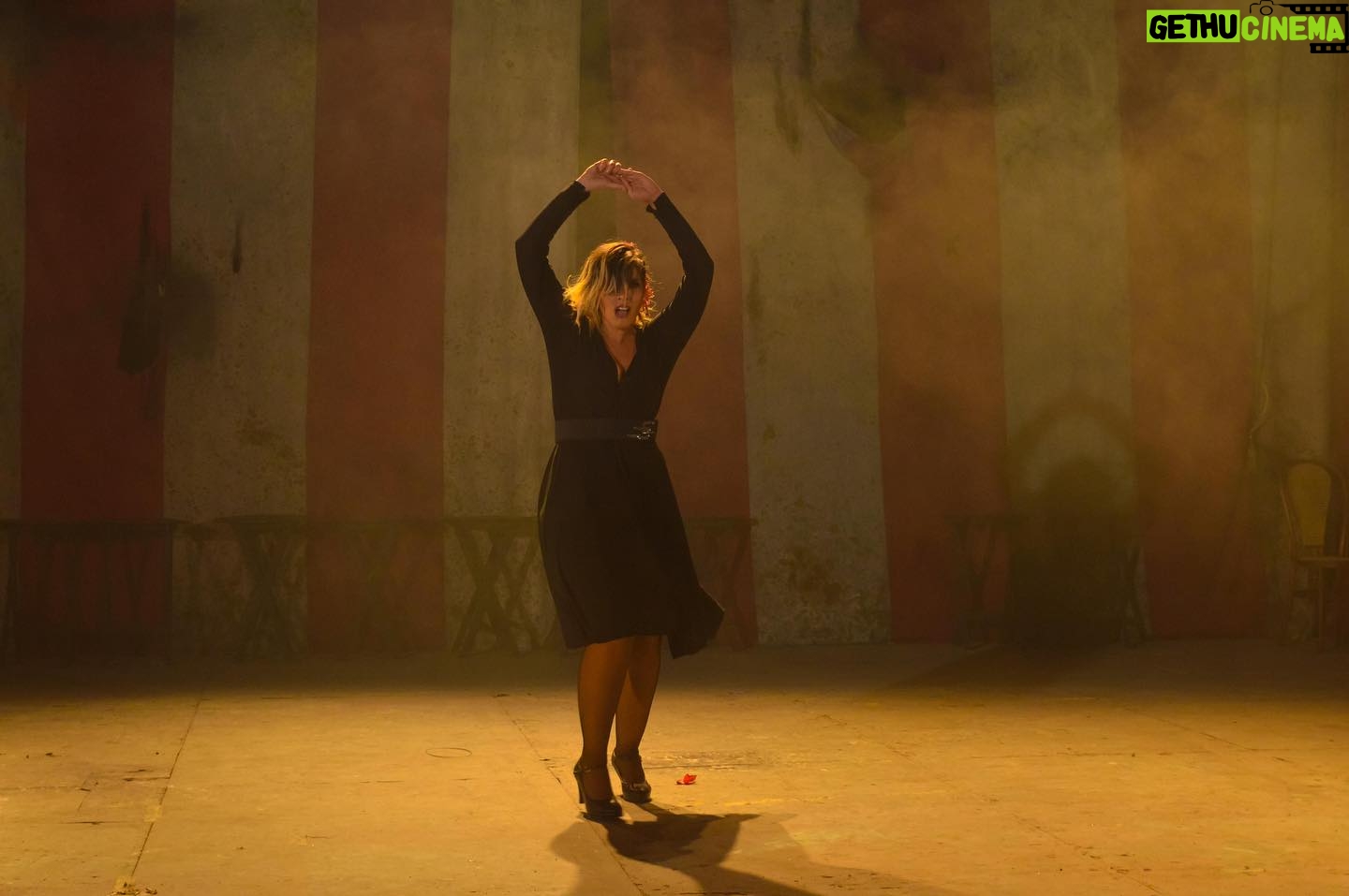 Stephanie Cardone - 303 Likes - ESTRENAMOS HOY Mistral @elmistral2023
*Una travesía que desafiará tus sentidos*
¡Prepárense para una experiencia de Danza-Teatro única e inolvidable en el Festival de Teatro Franco-Venezolano!
Este espectáculo se inspira en el viento frío que recorre Europa Occidental en verano, conocido como "El Mistral". Esta producción mágica fusiona danza, teatro, cabaret y ópera, sumergiéndonos en una historia intrigante que se despliega entre la brisa y los misterios del viento. Es una experiencia que trasciende fronteras culturales y celebra la riqueza de la diversidad en un escenario donde el arte se convierte en un puente entre dos mundos.
🌟 Dirigida y creada por @miguelissa62 “El Mistral" cobra vida con un elenco de artistas excepcionales de la danza y el teatro venezolano.
- **Asistente de Dirección**: Johana Villafranca
- **Repertorista**: Margarita Morales
-**Entrenamiento: Emerita Garcia
- **Producción**: Adriana Issa
- **Asistente de Producción**: Jhurani Servellon
- **Iluminación**: Dario Perdomo
- **Vestuario**: Efren Rojas / Samira Recondo
📷: @erlenzerpa
📅 Fechas y Horarios:
- 1 de octubre: 3:00 PM y 6:00 PM
- 6, 7 y 8 de octubre: 5:00 PM
📍 Lugar: Talleres de Realización del Teatro Teresa Carreño
🎟️ Boletos disponibles en las taquillas del teatro y en Maketicket.com.ve
¡Únete a nosotros en este emocionante viaje a través del viento!
#MistralTeatro #TeatroFrancoVenezolano #ArteCultural #DanzaYTeatro #francia #elmistral
@laeme1313 @thecat9347@carolinwolfeh @margaramorales @samyoga.v @adolfonittoli @jaribere @soyarmandodiaz
@china.urb @fer_garanton @bompytrenloco0512 @soymariale @ilde699 @joe.justiniano @rossanahm @mimoroy @anggelikrinaldi @nadeschdamakagonow @dario_iluminacion @alejandro.miguez @jesusdasmerces @elvischa20 @angelrafaelgil @ragoliz @marilynchirinos @johavillafranca @gaboaguerom @adrianaissa_work @festivalfrancovenezolano @nanakapro @teatroteresacarreno @sebastianluy @embafrancia @anagarciafreychet