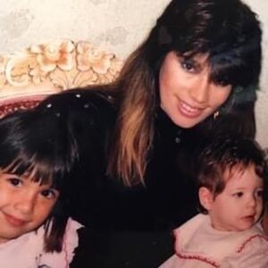 Stephanie Cardone Instagram - Crecí criada por una manada y una de mis cuidadoras fue mi tía Yasmín @yfulop la mayor del clan #Fulop la Chavelier De Las Palmas Académicas, la ingeniera que estuvo en la creación del Metro De Caracas, la que habla varios idiomas, la que le encanta leer, la que siempre esta a la vanguardia con la tecnología.

La que me inculcó el teatro e hizo que me enamorara de él, la que se caló mi adolescencia por fines de semana internada en su casa, la que vivía el mismo edificio de mi futuro esposo, la que sin saberlo ha sido esencial en mi vida. 

Gracias a ti soy mucho de lo que soy, gracias tanto…

Yo solo le puedo dar gracias a Dios por tenerte y tenerte cerca, por todo lo que han hecho por mi siempre. Por quererme como una hija, gracias por amar a mi hijo como tú nieto. 

Le pido a Dios infinita salud para ti y que todo vaya tomando el cause que te mereces rodeada de felicidad, amor y prosperidad.

Te amo y por muchos años más celebrándote.
