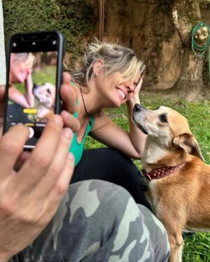 Stephanie Cardone Instagram - RICARDA
Ya ha pasado una semana y su presencia se siente en casa, es verla en su sofá preferido, en la jardinera diminuta tomando sol sin ningún vértigo de estar más cerca del cielo que del suelo, son sus bolas de pelos que aún danzan con el viento en la mitad de la sala, porque como botaba pelo la Ricarda.

La extraño tanto, su forma de abordarme en la mañana cuando sabía que ya me había despertado, cuando saltaba a la cama apenas escuchaba que estaba consintiendo a Gael porque ella también quería ser apurruñada, su rareza de no saber si quería morder o amar… Su mirada, esa mirada incómoda que tanto decía. Awkward Ricarda y su Caraeculpable.

Ella llegó un día a las puertas de nuestros corazones, pérdida, abandonada, con las marcas que deja ser maltratada y por la bondad de un niño de 3 años y el amor que nos hizo sentir tuvimos el honor de disfrutarla por 6 años que nos marcaron para toda la vida.

Solo les puedo decir si un animal llega a ti ¡adóptalo! Créeme que vienen a hacer de tu vida una mucho mejor.