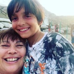 Stephanie Cardone Instagram - Crecí criada por una manada y una de mis cuidadoras fue mi tía Yasmín @yfulop la mayor del clan #Fulop la Chavelier De Las Palmas Académicas, la ingeniera que estuvo en la creación del Metro De Caracas, la que habla varios idiomas, la que le encanta leer, la que siempre esta a la vanguardia con la tecnología.

La que me inculcó el teatro e hizo que me enamorara de él, la que se caló mi adolescencia por fines de semana internada en su casa, la que vivía el mismo edificio de mi futuro esposo, la que sin saberlo ha sido esencial en mi vida. 

Gracias a ti soy mucho de lo que soy, gracias tanto…

Yo solo le puedo dar gracias a Dios por tenerte y tenerte cerca, por todo lo que han hecho por mi siempre. Por quererme como una hija, gracias por amar a mi hijo como tú nieto. 

Le pido a Dios infinita salud para ti y que todo vaya tomando el cause que te mereces rodeada de felicidad, amor y prosperidad.

Te amo y por muchos años más celebrándote.