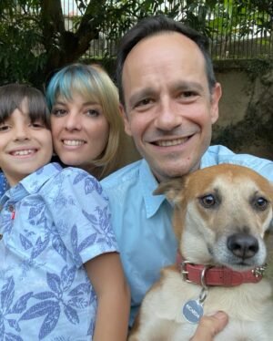 Stephanie Cardone Instagram - RICARDA
Ya ha pasado una semana y su presencia se siente en casa, es verla en su sofá preferido, en la jardinera diminuta tomando sol sin ningún vértigo de estar más cerca del cielo que del suelo, son sus bolas de pelos que aún danzan con el viento en la mitad de la sala, porque como botaba pelo la Ricarda.

La extraño tanto, su forma de abordarme en la mañana cuando sabía que ya me había despertado, cuando saltaba a la cama apenas escuchaba que estaba consintiendo a Gael porque ella también quería ser apurruñada, su rareza de no saber si quería morder o amar… Su mirada, esa mirada incómoda que tanto decía. Awkward Ricarda y su Caraeculpable.

Ella llegó un día a las puertas de nuestros corazones, pérdida, abandonada, con las marcas que deja ser maltratada y por la bondad de un niño de 3 años y el amor que nos hizo sentir tuvimos el honor de disfrutarla por 6 años que nos marcaron para toda la vida.

Solo les puedo decir si un animal llega a ti ¡adóptalo! Créeme que vienen a hacer de tu vida una mucho mejor.