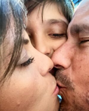 Stephanie Cardone Instagram - Celebrándote @marsanmiguel cada día pero hoy aún más…

Te deseo una vida infinita, salud fuerte, abundancia, proyectos pero sobre todo que siempre seas muy feliz. 

Que puedas mirar el mundo con amor, que todo parezca una oportunidad para hacer lo que amas y crees, que nunca pares de crear, juntos logrando todo lo que hemos deseado. 

Te amo, siempre lo he hecho y siempre lo haré.

Por la eternidad de ti, de nosotros. 

Salud 🥂

Foto por nuestro amado Gael Miguel