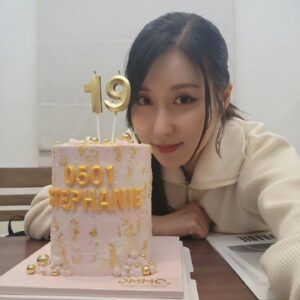 Stephanie Kim Instagram - 데뷔 19주년 기념 Cooking Class Event.
비가 내리는 공휴일인데도 언니보겠다고 전국에서 달려와준 클래시와 샤플리들.
플리들도 오랜만에 옛날 얘기하면서 서로 공유하고 요리하고 행복한 시간 만들어줘서 너무 고마워.

19년동안의 활동이 있었지만 팬들하고의 만남은 다섯손가락 안에 들만큼 적었던게 항상 마음에 남아서 작년에, 거의 20년만에(연습생시절 생긴) 다시 팬카페를 재오픈하고 두번째 이벤트가 되었네^^ 

참여해준 팬들에게 진심으로 고맙고 시간가는지 모르고 수다떨어줘서 언니가 외롭지 않게 잘 보낸거 같애. 그 이른 아침부터 함께 준비해주고 통솔해준 스탭들덕분에, 또 요리해주고 웃고 떠들면서 즐겨준 우리 팬들에게 너무 감동했다. 

마지막에 정리할때 누가 이런말을 해줬는데, 그 말이 앞으로에 활동에 있어 큰 원동력이 될 것 같아.
"언니가 데뷔할때 태어난 팬들이 지금의 스테파니를 알고 샤플리와 함께해줄수 있게 활동해줘서 고마워요." 
활동을 멈추면 '옛날'이라는 수식어에서 벗어나기 힘들 듯이, 천상지희를 좋아해주던 샤플리가 새로운 팬들을 만나서 함께 이벤트를 연다는것은 정말 이례적인 일이라 생각해. 

우리 팬들은 알겠지? 내가 제일 좋아하는 숫자 (힌트: 왼쪽귀 뒤에 타투 숫자)
숫자중에서 유일하게 독립적이고, 가장 높은 9. 나에겐 뭔가 완벽하게 느껴지는 숫자야. 9 다음엔 다시 0으로 새시작이 되지.

내년 20주년, 다시 0으로 새롭게 시작되는 해. 그래서 이번 19주년을 탄탄하게 잘 만들어서 준비해야 새로운 발전에 있을 에너지가 생길거라 믿어. 그래서 이번년도가 너무너무 특별하고 소중해^^ 그냥 보내진 않을거야ㅎㅎ

곧 있을 콘서트와 발레 전국투어를 통해서 그 동안에 잘 못봤던 팬들도 만나길 바라며 안 다치고 멋지게 준비해볼께. 그리고 작년에 약속한거처럼 작은 이벤트라도 만날수있는 시간 마련할테니 우리 또 보자. 

엄청많이 사랑해~ ❤️

Love,
Stephanie