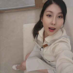 Stephanie Kim Instagram - 데뷔 19주년 스페셜 이벤트 S-CLASS 쿠킹클래스!!♡ 클래시들 빨랑와~👩‍🍳🍽 직접 준비해준 에이프런 너무 이쁘닿!! 훫