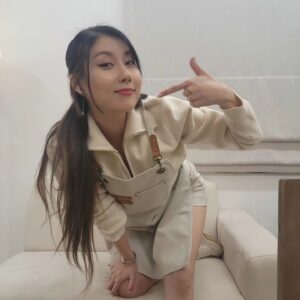 Stephanie Kim Instagram - 데뷔 19주년 스페셜 이벤트 S-CLASS 쿠킹클래스!!♡ 클래시들 빨랑와~👩‍🍳🍽 직접 준비해준 에이프런 너무 이쁘닿!! 훫