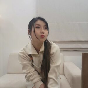 Stephanie Kim Instagram - 데뷔 19주년 스페셜 이벤트 S-CLASS 쿠킹클래스!!♡ 클래시들 빨랑와~👩‍🍳🍽 직접 준비해준 에이프런 너무 이쁘닿!! 훫