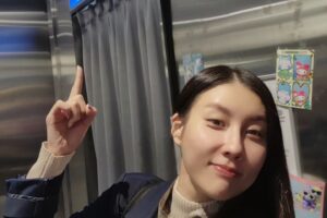 Stephanie Kim Instagram - 젤루 행복한 생일 
녹아내려 녹아내려🫠
막공하고 엉엉 울던 클래시들 벌써 보구싶네 다음을 기약하며 그때까지 행복하쟈.
알럽.
인생네컷 인증샷🩷