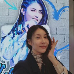 Stephanie Kim Instagram - 생애 첫 전광판 인증샷!! 
10.16 내일 생일을 위해 몇 일간 코엑스에서 한껏 축하해주는 클래시들 🩷 거마워~
인생 네컷도 찌거따 ;) 
진심이야..(에코 ×999)