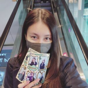 Stephanie Kim Instagram - 생애 첫 전광판 인증샷!! 
10.16 내일 생일을 위해 몇 일간 코엑스에서 한껏 축하해주는 클래시들 🩷 거마워~
인생 네컷도 찌거따 ;) 
진심이야..(에코 ×999)